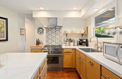 The Mesa House | Mesa Sanctuary: Luxurious Retreat with Hot Tub, Near Beaches and Shops