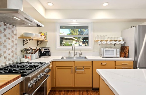 The Mesa House | Mesa Sanctuary: Luxurious Retreat with Hot Tub, Near Beaches and Shops