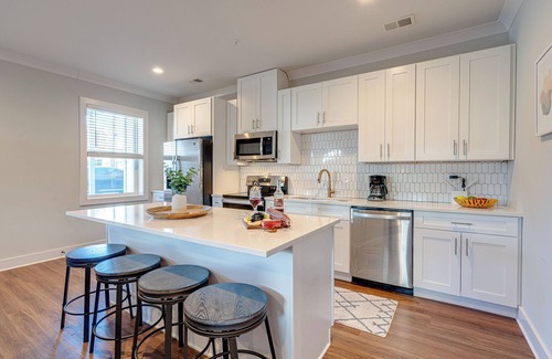 Melrose Cottage | Mesmerize Melrose - Mins to Broadway - 2 Bedrooms