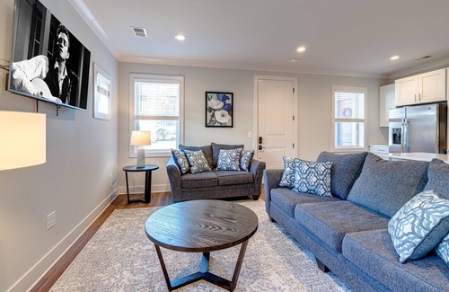 Melrose Cottage | Mesmerize Melrose - Mins to Broadway - 2 Bedrooms