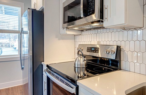 Melrose Cottage | Mesmerize Melrose - Mins to Broadway - 2 Bedrooms