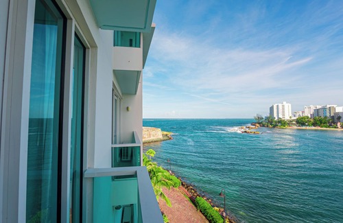 Puerta de Tierra Apartment | Mesmerizing Ocean View King Bed Near Beaches