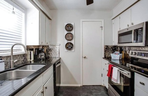 Lubbock House | Mesquite Ridge: Sleeps 8: Pet Friendly: Close to TTU