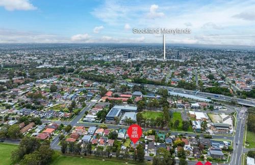 Parramatta House | MetaWise Parramatta Cozy Room with Furniture WiFi