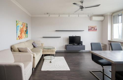 Nowa Praga Apartment | Metro Szwedzka Homely Apartment by BookingHost
