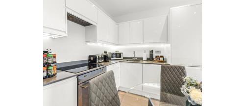 St Albans Apartment | Metropolitan Luxury: Chic 2BR Flat in St. Albans
