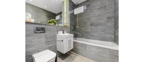 St Albans Apartment | Metropolitan Luxury: Chic 2BR Flat in St. Albans