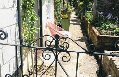 Marlborough House | Mews Cottage off Marlborough High Street