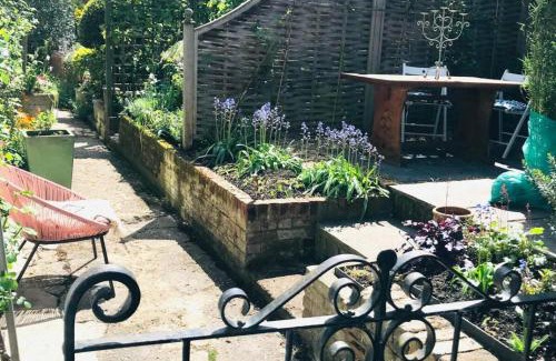 Marlborough House | Mews Cottage off Marlborough High Street