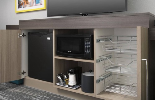 Seybold Hotel | Miami Airport East Stay | 1 King Bed | Fitness Center