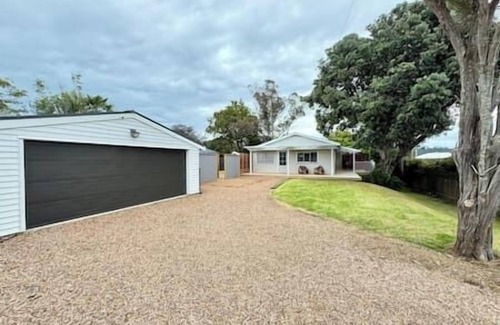 Surfdale House | Miami one one - Deluxe Two Bedroom - Walk to Beach, Village and 2 Vineyards