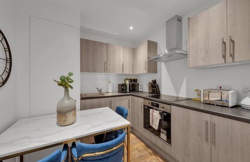 West Ealing Apartment | Micro Chic: Tiny Studio with Functional Desk
