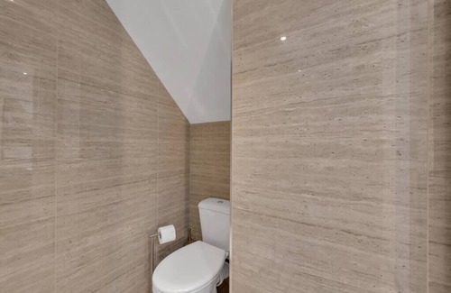 West Ealing Apartment | Micro Chic: Tiny Studio with Functional Desk