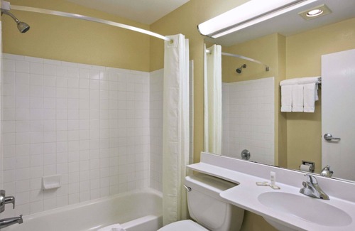 Broadmoor Hotel | Microtel Inn & Suites by Wyndham Baton Rouge
