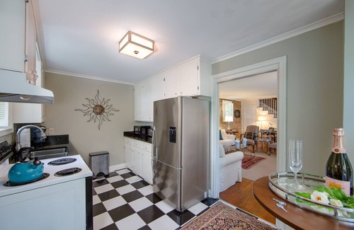 French Quarter Cottage | Mid 1700s Carriage House W/Courtyard, Gated Parking, And A Full Kitchen
