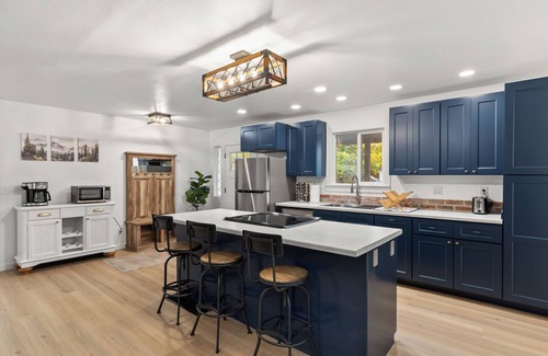 Rimrock House | Mid-Century 2 Bedroom Bungalow Retreat - Minutes to Downtown & Hospitals