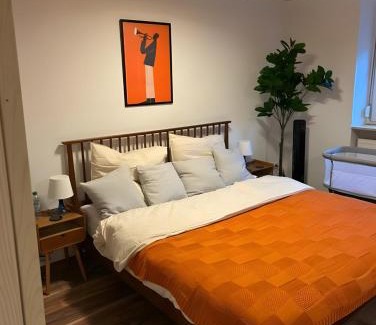 Burbach Apartment | Mid Century 2 Zimmer Voll ausgestattete Kuche 75 Zoll TV Kingsize