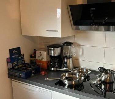Burbach Apartment | Mid Century 2 Zimmer Voll ausgestattete Kuche 75 Zoll TV Kingsize