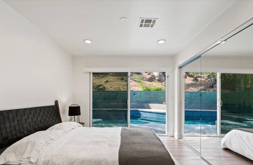 Downtown Riverside House | Mid Century Hilltop Getaway (Upstairs House Only)