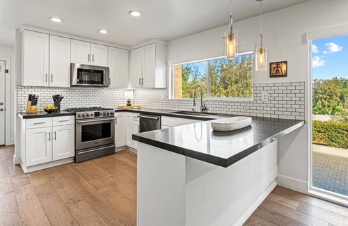 Downtown Riverside House | Mid Century Hilltop Getaway (Upstairs House Only)