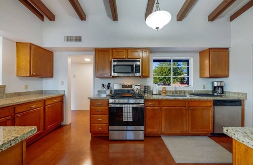 Mitman House | Mid-century/Long Stays/Central/3 BR 2BA