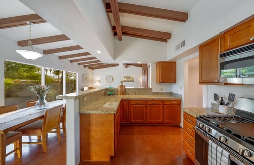 Mitman House | Mid-century/Long Stays/Central/3 BR 2BA