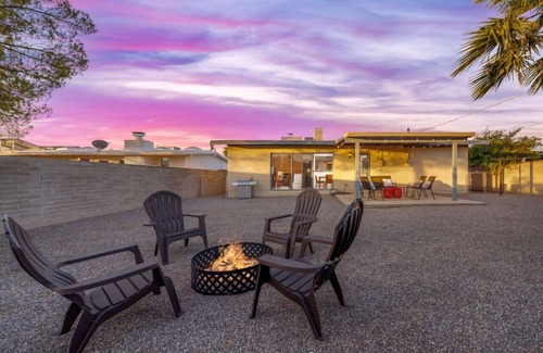 Mitman House | Mid-century/Long Stays/Central/3 BR 2BA