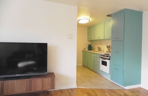 South Hills Apartment | Mid-Century Mod 2-Bdrm Apartment/2 Miles to UO/Near Restaurants & Shops