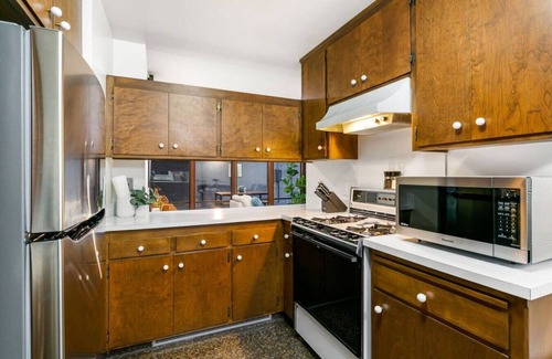 Southwestern Sacramento House | Mid-Century-Modern Airport View Home Hot Tub