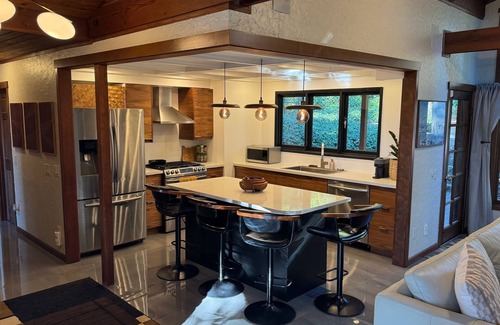 Cedar Hills House | Mid-Century Modern Beauty - Movie Theater, AC!