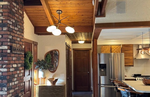 Cedar Hills House | Mid-Century Modern Beauty - Movie Theater, AC!