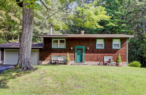 Woodstock House | Mid-Century Modern House Convenient to All that Woodstock has to Offer.