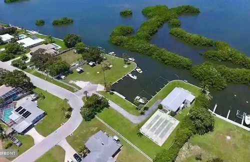 Vamo House | Mid-Century Modern Home in Waterfront Neighborhood