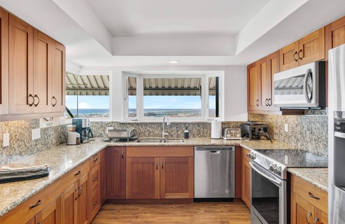 Liliha - Kapalama House | Mid-Century + Views & Privacy near Downtown Honolulu.