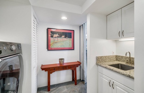 Liliha - Kapalama House | Mid-Century + Views & Privacy near Downtown Honolulu.