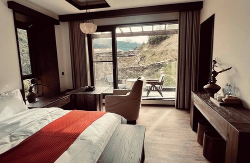 Xiaojin County Hotel | Mid Hill White Lodge