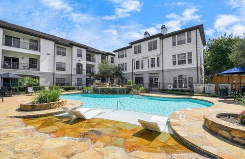 Midtown Apartment | Mid-rise King in the Heart of Downtown + Midtown