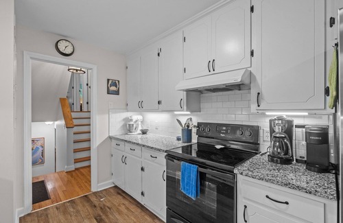 North Garrett Road House | Midcentury Home w/King suites near Duke/Downtown