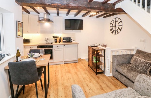 Ashbourne Cottage | MIDDLE COTTAGE, romantic, luxury holiday cottage in Ashbourne