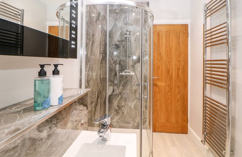 Ashbourne Cottage | MIDDLE COTTAGE, romantic, luxury holiday cottage in Ashbourne