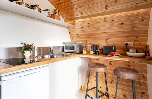 Grange-over-Sands Cottage | MIDDLE LONGLANDS, with hot tub in Cartmel