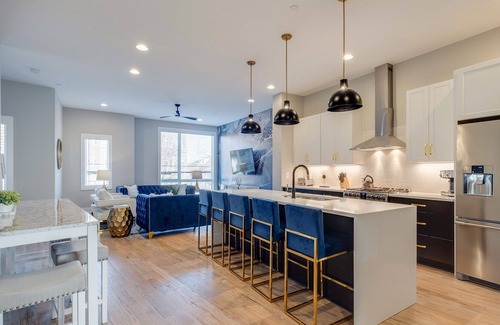 Midtown House | MIDTOWN LUXE - 2 PREMIUM TOWN HOMES - ROOFTOP HOT TUB