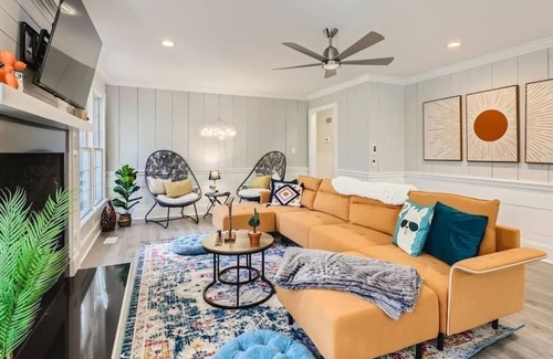 Northwest Raleigh House | Midtown Modern, Outdoor Movie, Air Hockey, Fire Pit, Sleeps 10
