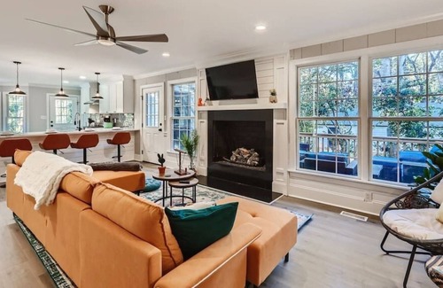 Northwest Raleigh House | Midtown Modern, Outdoor Movie, Air Hockey, Fire Pit, Sleeps 10