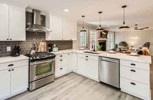 Northwest Raleigh House | Midtown Modern, Outdoor Movie, Air Hockey, Fire Pit, Sleeps 10