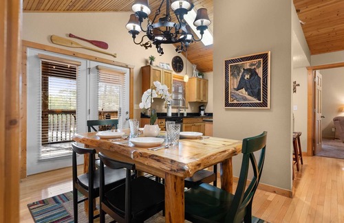 Reeds Spring Cabin | "Mighty Oaks" Stonebridge Lodge - Double King Master -End of the road and close to SDC - Lodge #80