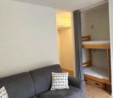 Demi-Quartier Apartment | Mignon petit Studio 25m2 avec balcon et Parking face départ pistes !