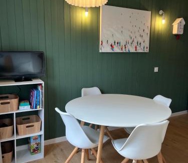 Demi-Quartier Apartment | Mignon petit Studio 25m2 avec balcon et Parking face départ pistes !