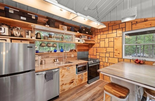 Springfield Cabin | Milam Ridge: Modern Cabin Escape. Hot Tub, Covered Deck, Fire Pit