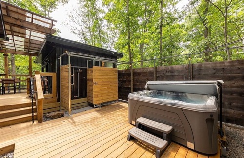 Springfield Cabin | Milam Ridge: Modern Cabin Escape. Hot Tub, Covered Deck, Fire Pit